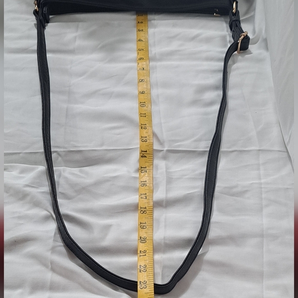 Black & White Strip PVC Leather Shoulder/Crossbody Bag EUC - Picture 13 of 15
